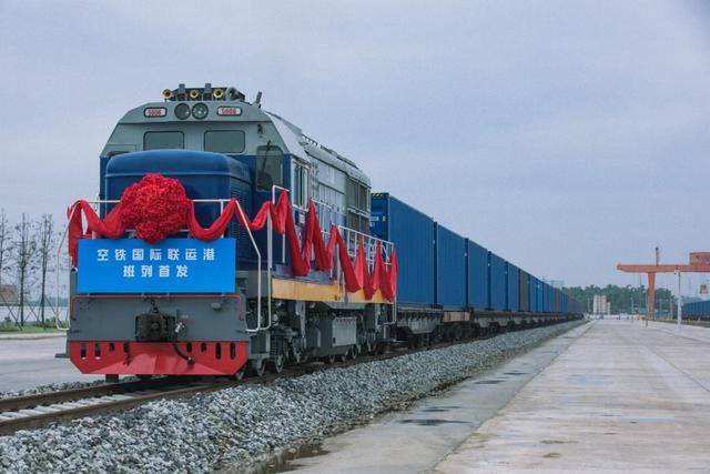 รถไฟขนส่งสินค้าขบวนแรกจากท่าการขนส่งหลายรูปแบบเฉิงตูผ่านยูนนานถึงกรุงเทพฯ แล้ว – thaibizchina